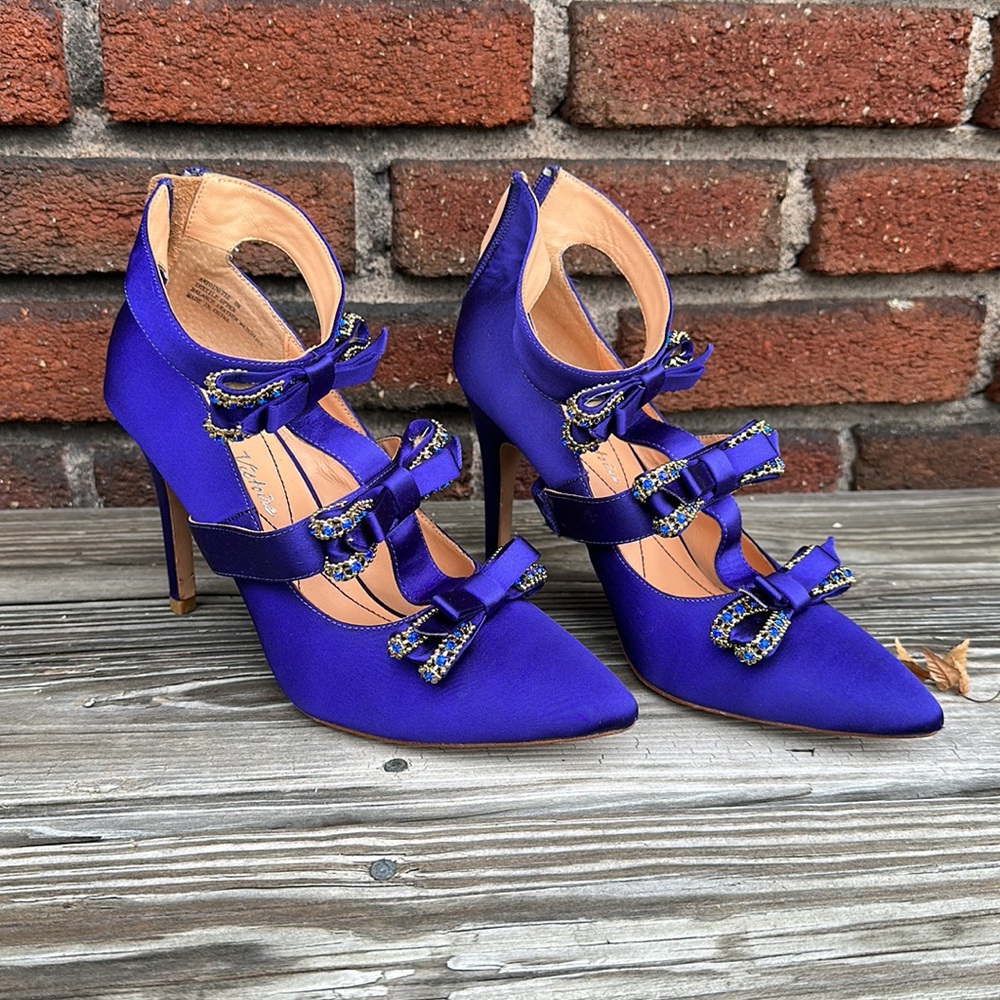 POUR LA VICTOIRE triple bow embellished pump